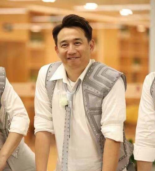 黄磊和赖声川被偷拍,黄磊眼神犀利锁定偷拍者,曾为女儿传闻霸气辟谣