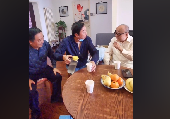 64岁冯巩教师节看望恩师 穿泛白牛仔裤接地气 推轮椅带老师散步 全网搜