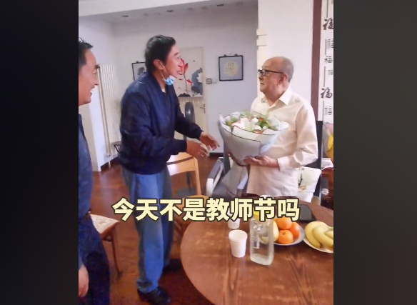 64岁冯巩教师节看望恩师 穿泛白牛仔裤接地气 推轮椅带老师散步 全网搜