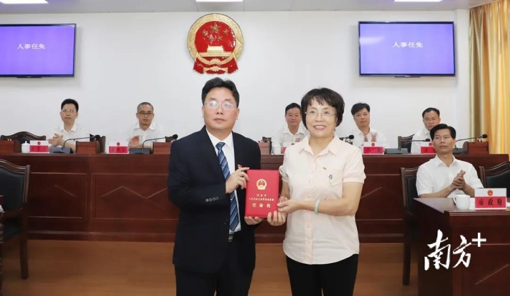 信宜任免一批干部李龙飞任副市长代理市长职务