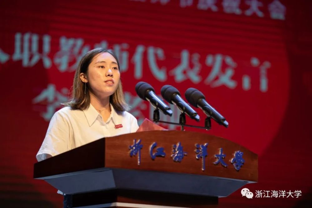 发言校学生代表向顾珊君阿姨献花学校三全育人离不开每一位教职员工