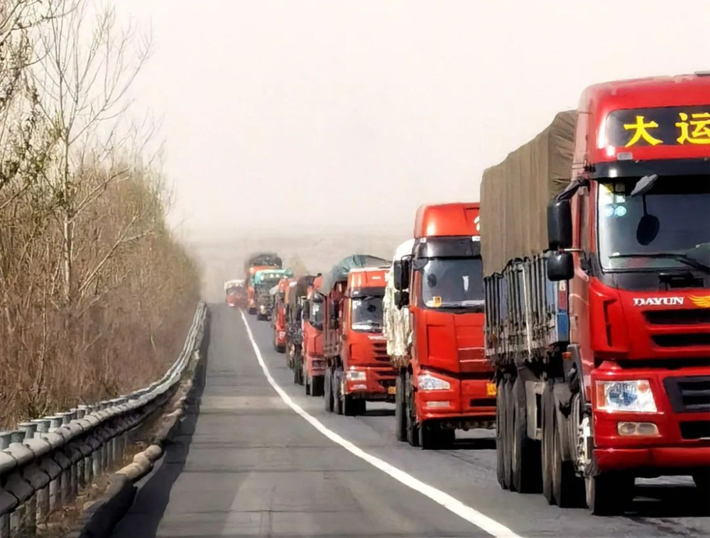 高速上为什么有些大货车喜欢占道行驶呢?司机:我们有苦难言啊