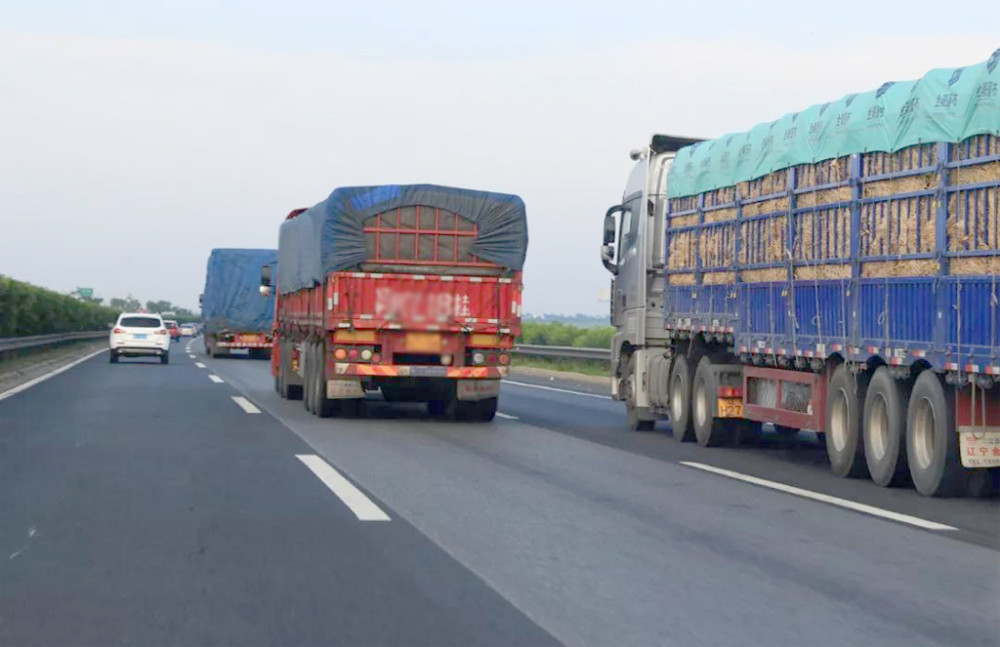 高速上为什么有些大货车喜欢占道行驶呢?司机:我们有苦难言啊