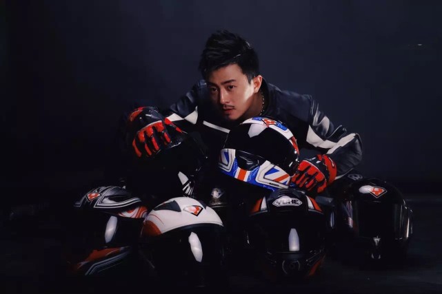 王铭|向下"压弯",向上攀登,为敢于向前的骑士沸腾