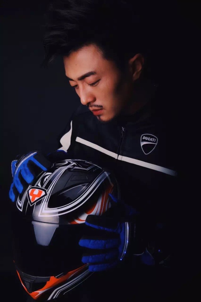 王铭|向下"压弯",向上攀登,为敢于向前的骑士沸腾