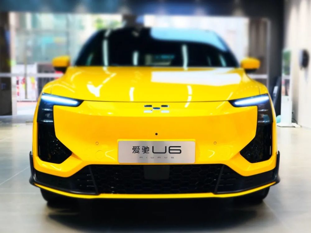 与如今很多电动车一样,车头的爱驰 logo 可以点亮发光.