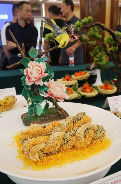 锦绣麻花鲈鱼福禄节节高造型雅致的菜品摆盘.