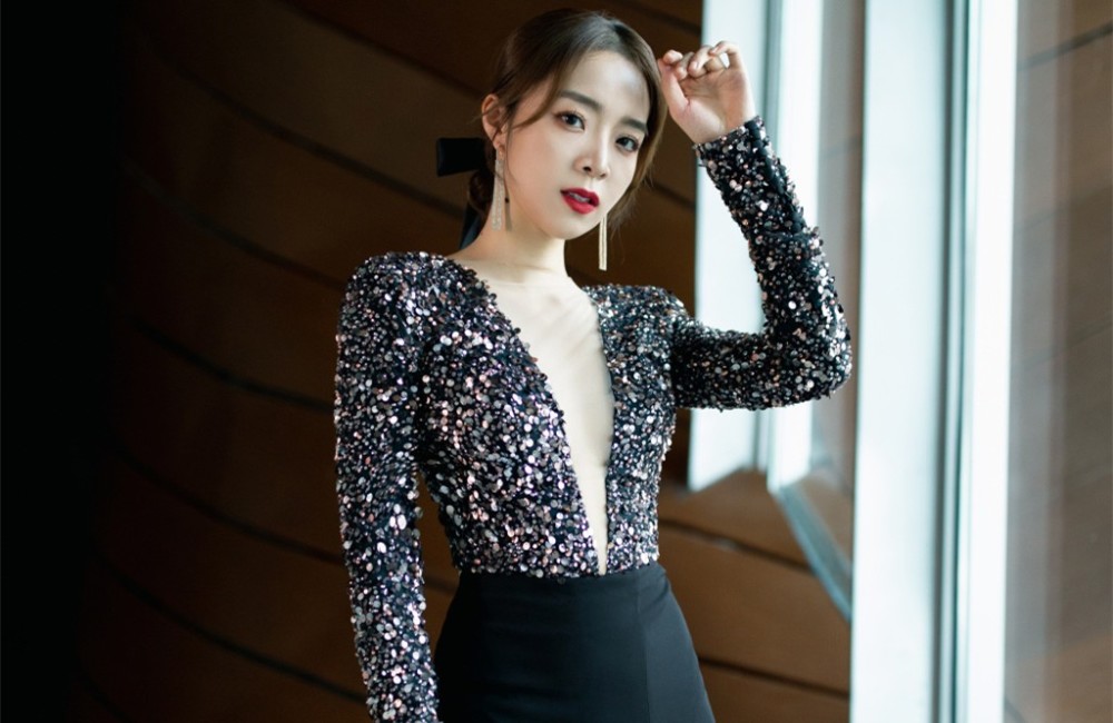 余霜穿深v长裙现身网友直呼太亮眼而小钰的黑色薄纱装更是绝美