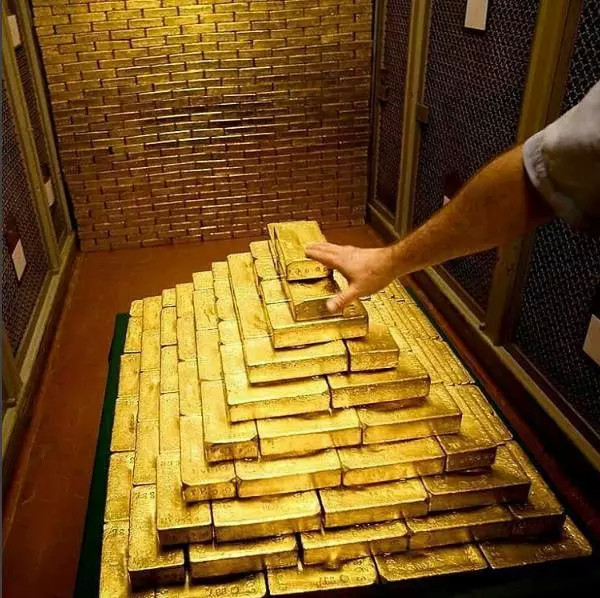 在一吨人民币一吨美元一吨黄金中三选一你会选择哪个
