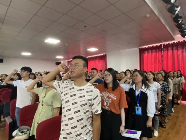 罗鸽,覃祥月,校长陈杰,常务副校长秦兴军及全体教职工参加了此次会议