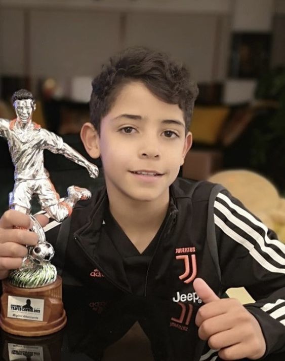 从迷你罗和奶奶的同框可以看到,这位"足球少年"的球