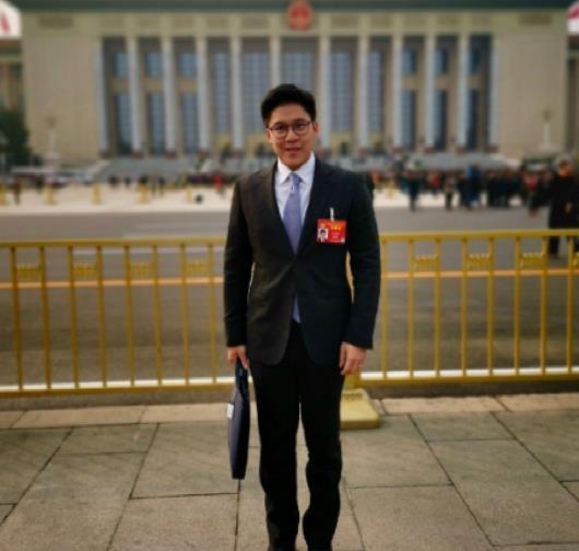 霍启仁也先后就读于伦敦大学和国内的985复旦大学,霍启山毕业于伦敦