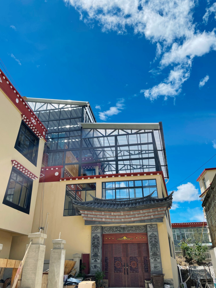 走进云南深山藏族人家奢华藏房数百平米搭建阳光棚造价百万