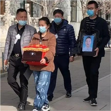 《民法典》:姚策去世后遗产由妻子继承,养母能要回房子产权吗?