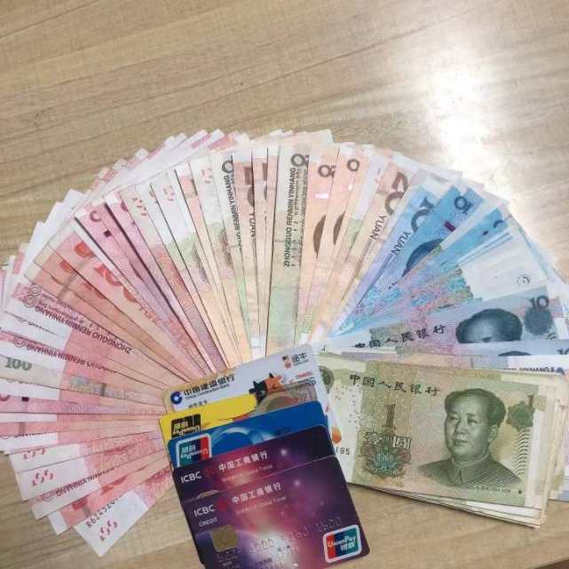 599公交车,把一个蓝色钱包忘在座位上了,里面还有刚取的3000块钱现金