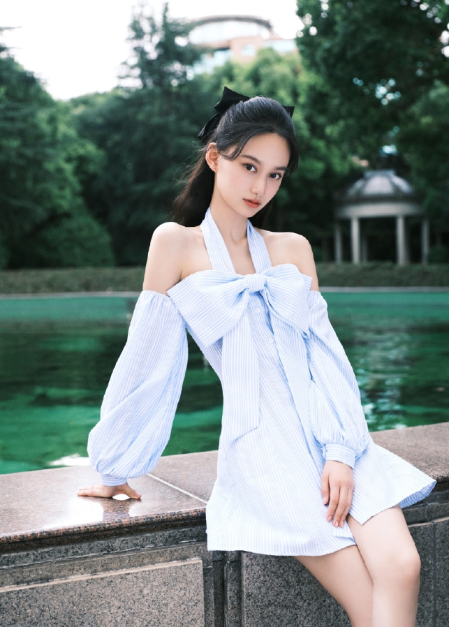 00后夏梦太有感觉了穿红黑渐变色长裙艳丽动人真有女人味