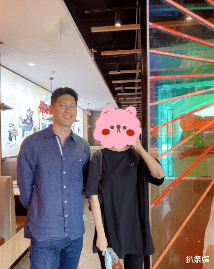 吴永恩现身新店开业典礼,剪彩环节细节暴露修养,王子文