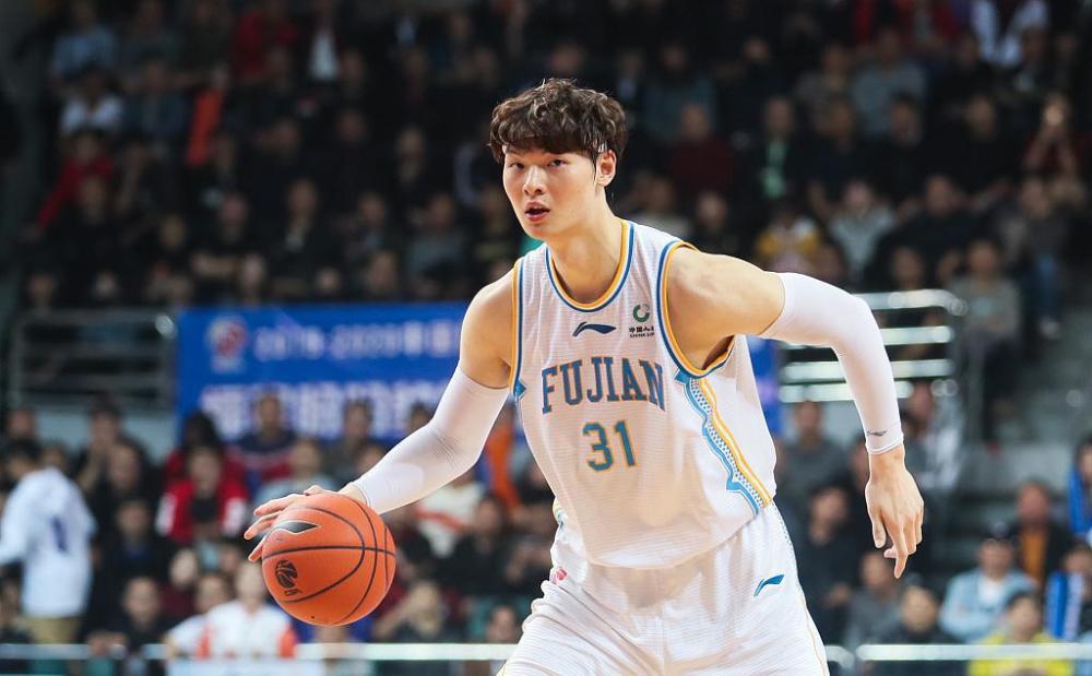 湖人得到王哲林的签约权,为何5年过去了,灰熊还有他的签约权?