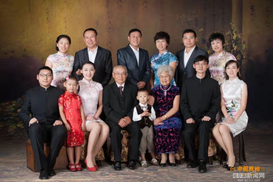 刘老介绍自己家人时,他脸上洋溢着幸福和满足的笑容,照这张全家福时