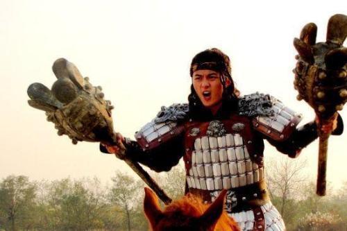 男子带"李元霸双锤"鉴宝,全场哄笑不止,专家鉴定后都沉默了