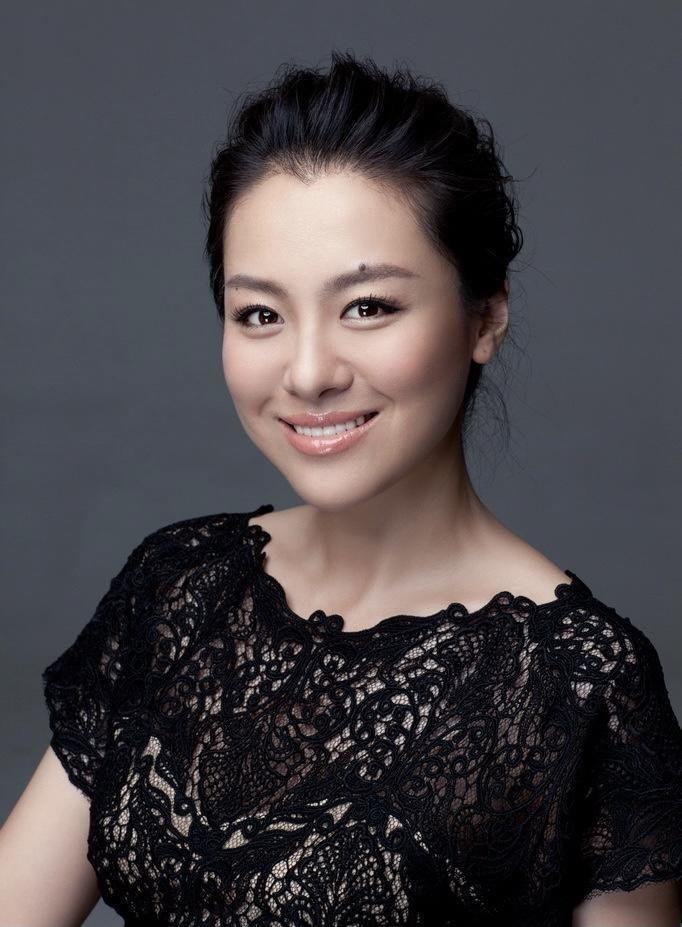 44岁沈傲君的气质脸很占优势穿亮片外套搭配抹胸裙美到骨子里