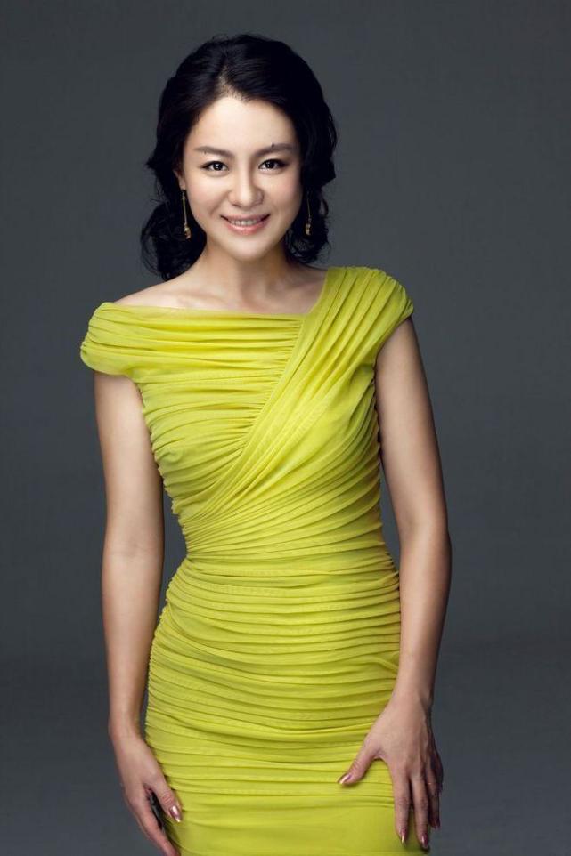 44岁沈傲君的气质脸很占优势,穿亮片外套搭配抹胸裙,美到骨子里