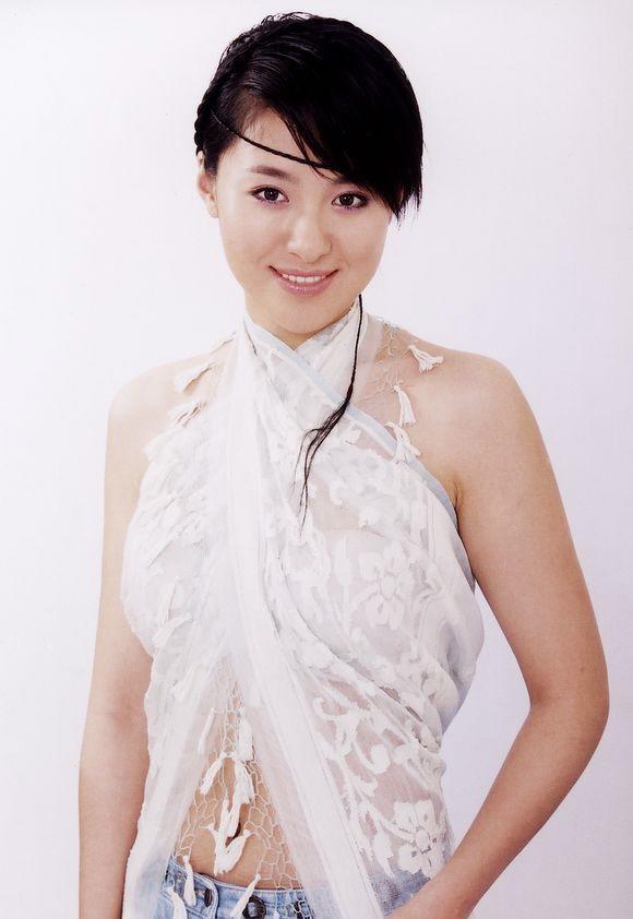 44岁沈傲君的气质脸很占优势穿亮片外套搭配抹胸裙美到骨子里