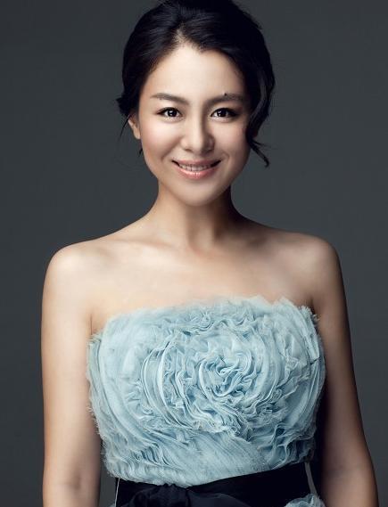 44岁沈傲君的气质脸很占优势,穿亮片外套搭配抹胸裙,美到骨子里