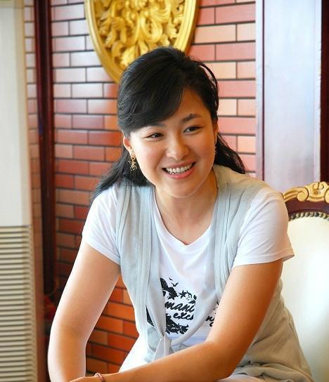 44岁沈傲君的气质脸很占优势穿亮片外套搭配抹胸裙美到骨子里