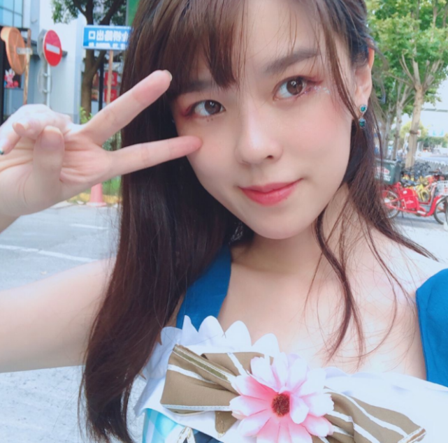 沫子直播秀八块腹肌,当掀开衣服的一瞬间,粉丝:信息量有点大