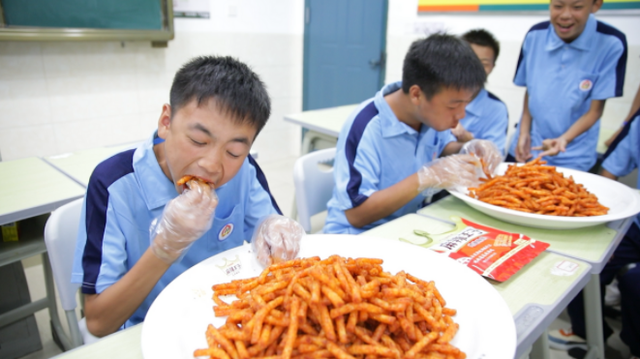 辣条专业班吃辣条选班干部第一名当班长第二名当劳动委员