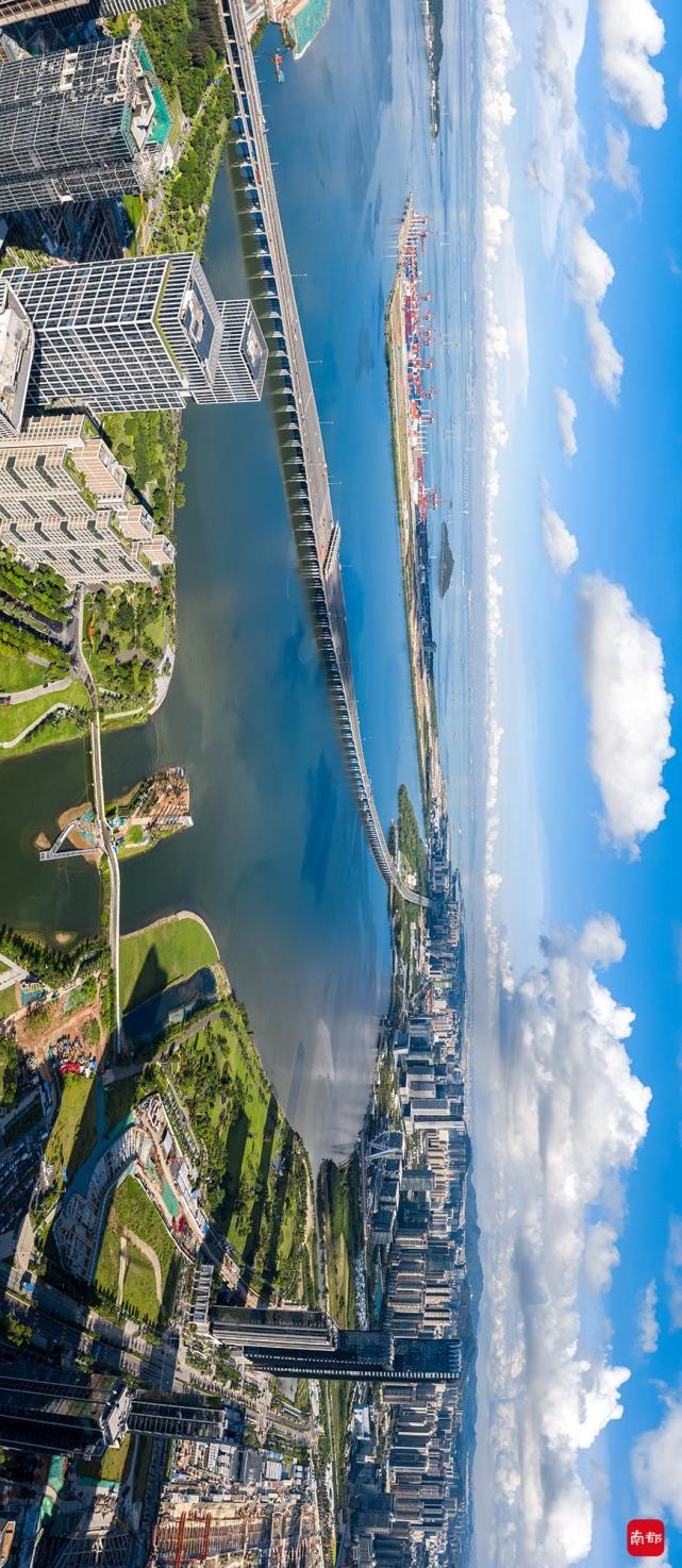 南都拍客 周时勇 摄横屏观看效果更佳沿江高速上,车流不息;前海湾里