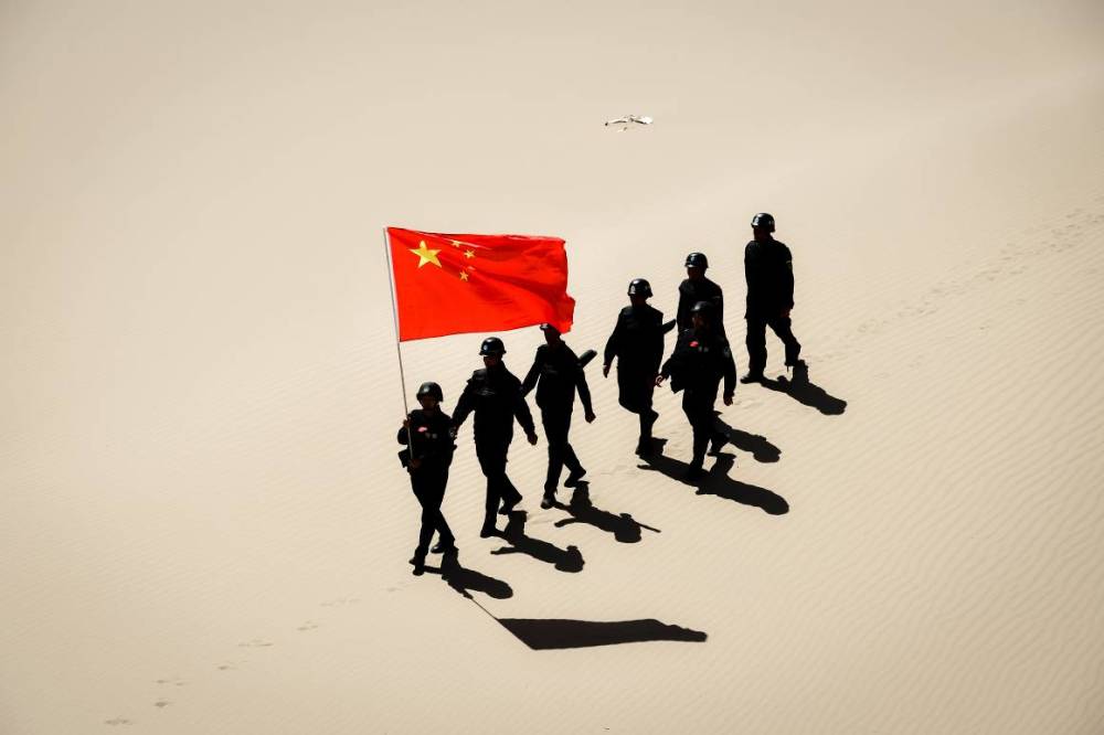 这里是中国!新疆喀什:移民管理警察 擎旗踏沙保边疆_腾讯新闻