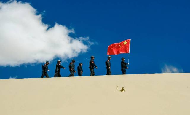 这里是中国新疆喀什移民管理警察擎旗踏沙保边疆