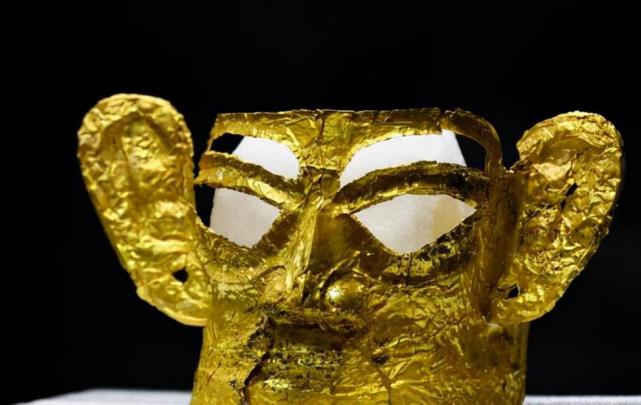 三星堆首次出土完整金面具:宽37.2厘米重约100克,造型威严神圣