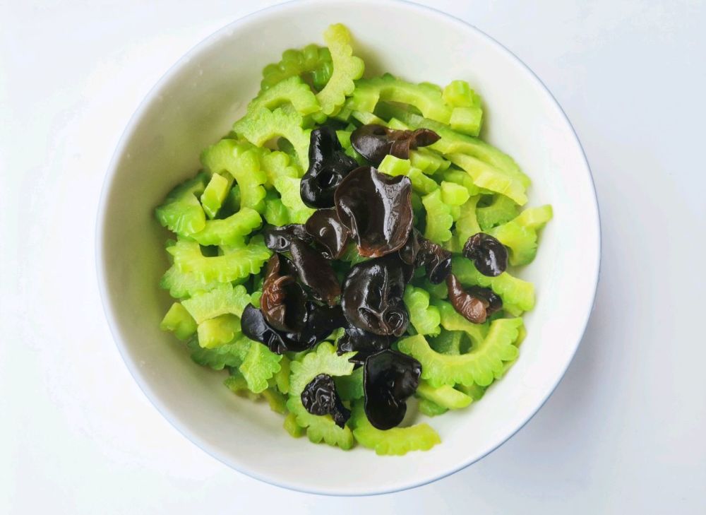 苦瓜搭配木耳简单拌一拌清爽解腻味道不苦反而很好吃