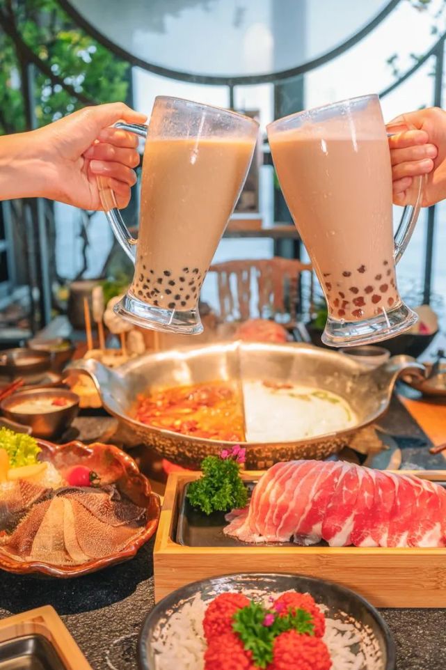 吃着火锅唱着歌还有奶茶给你喝
