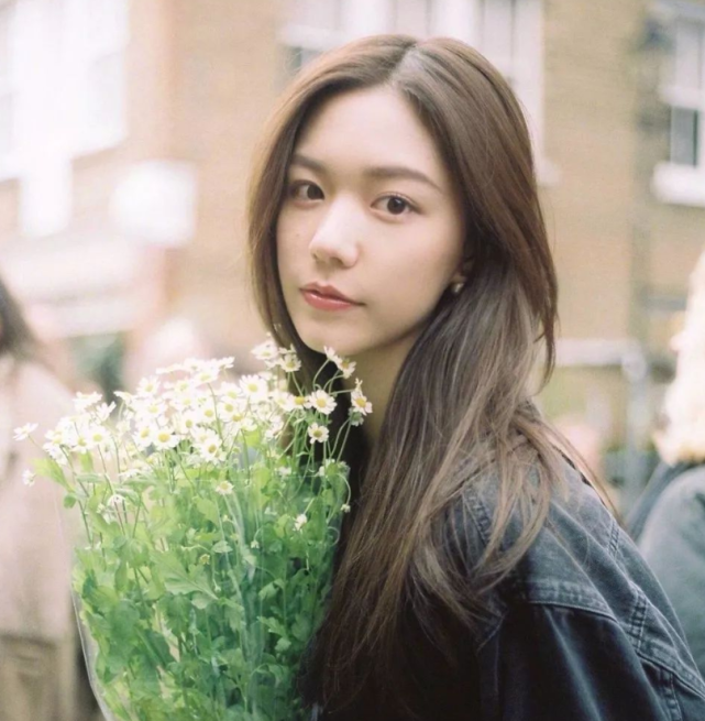 她曾是南京首富之女,名媛里的交际花,如今父亲欠债家道中落