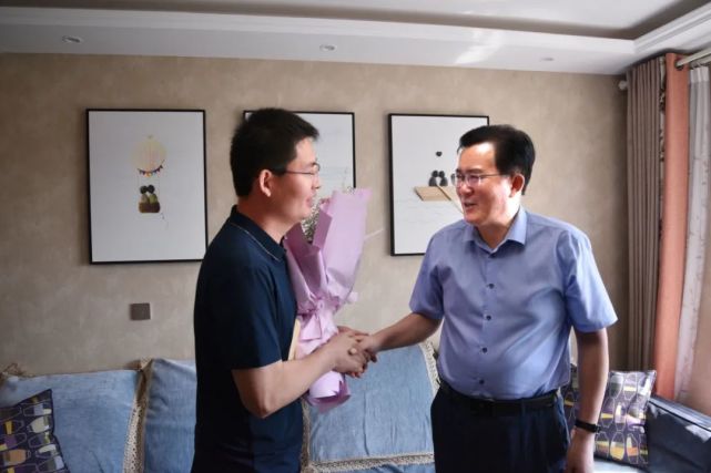 市委常委,区委书记杜海涛看望慰问优秀教师代表苏比娅·塔莱提