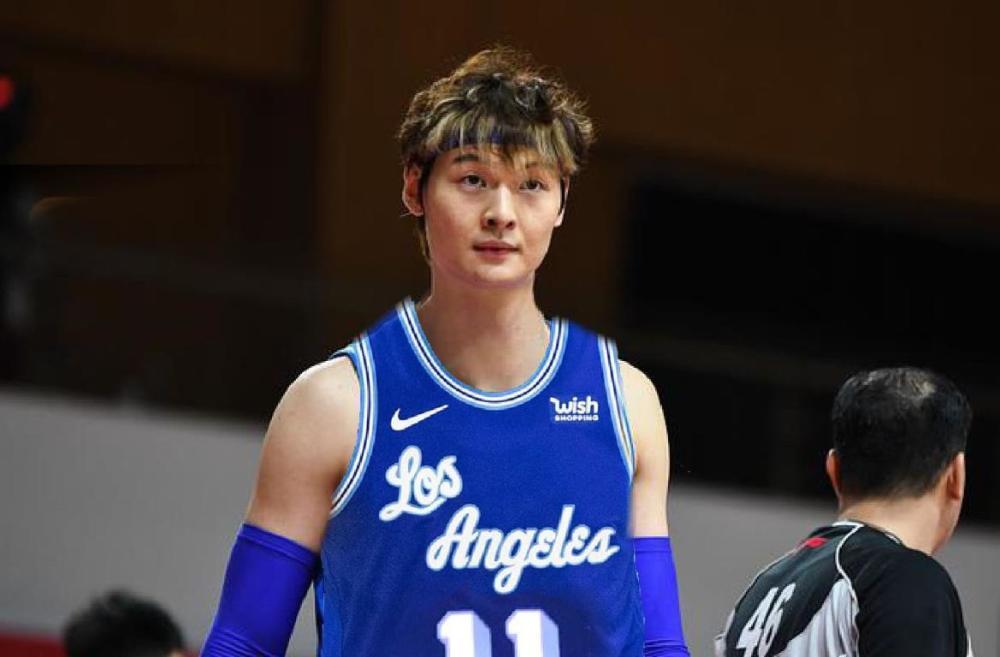 湖人 湖人签王哲林？大王团队也懵了，欲主动联系湖人，NBA名记泼冷水