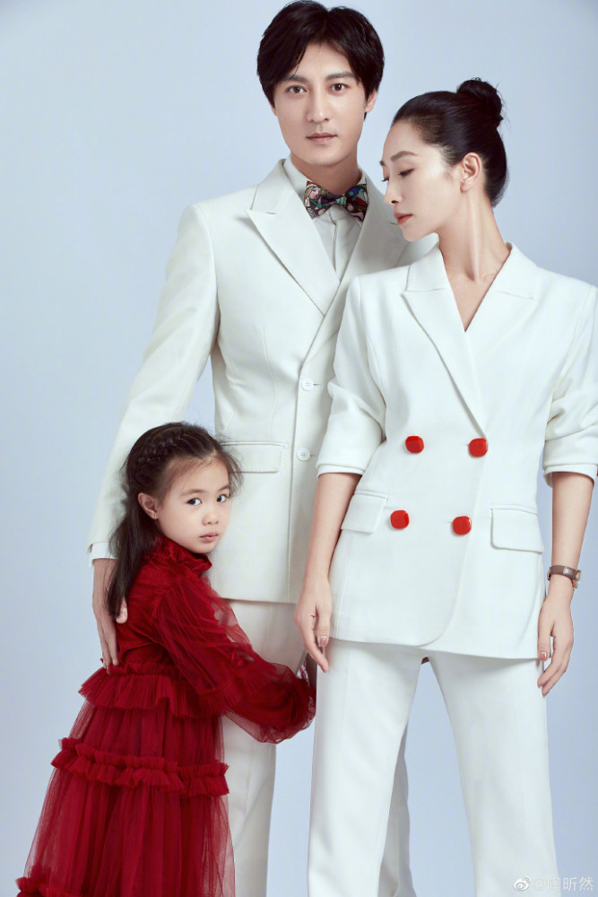 陶盺然晒全家福为女儿庆生,5岁何陶长相清秀,一家都是高颜值