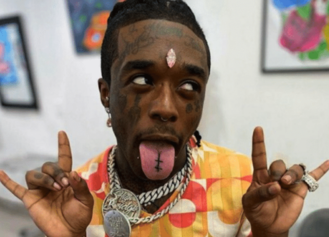 说唱歌手炫富将11克拉粉钻镶在额头上标新立异引争议