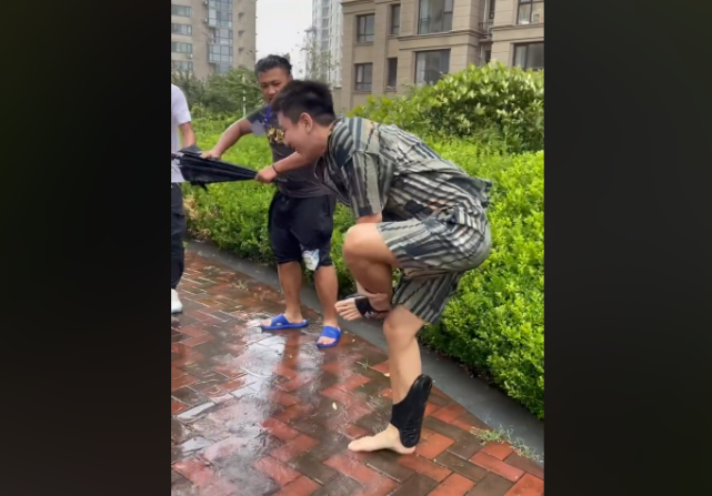 一屁股摔在地砖上,塑料拖鞋滑到小腿根