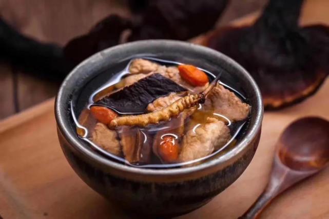 【虔草】冬虫夏草煲排骨汤,补中益气