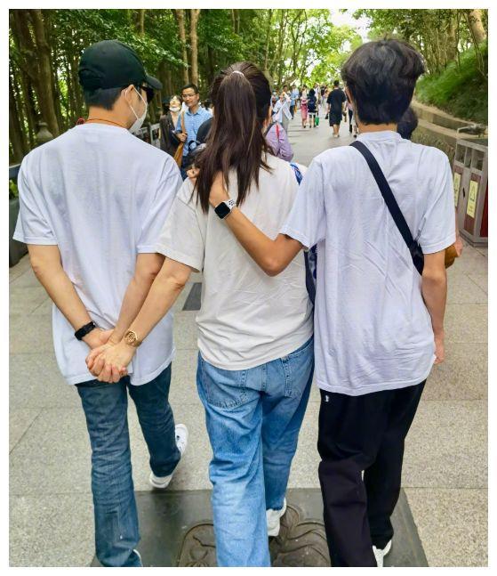 袁咏仪张智霖一家出行,14岁儿子烫一头卷发,身高惊人直逼一米八