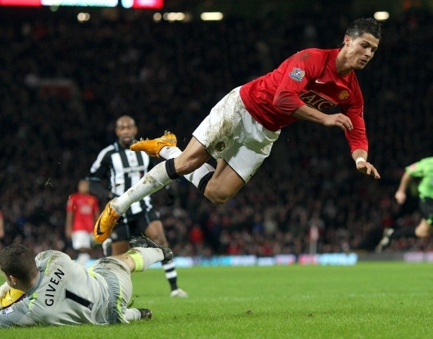 英超名哨曝光c罗糗事:无视警告就爱假摔,被怒吼后秒变乖宝宝_腾讯新闻