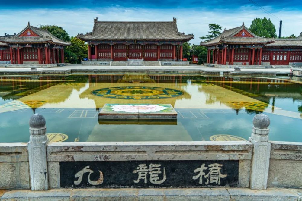 有人在沙滩上沐浴阳光 …… 摆脱寒风的束缚 来华清宫享受温暖冬日