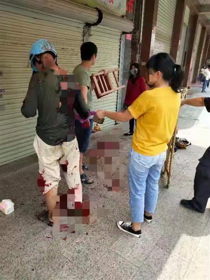家庭琐事引发矛盾,广东一女子当街用菜刀砍伤丈夫