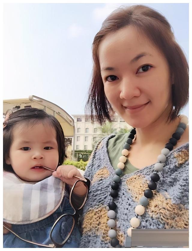 阿雅的活佛老公,终于露真容了,女儿都六岁了,三人享受天伦时光