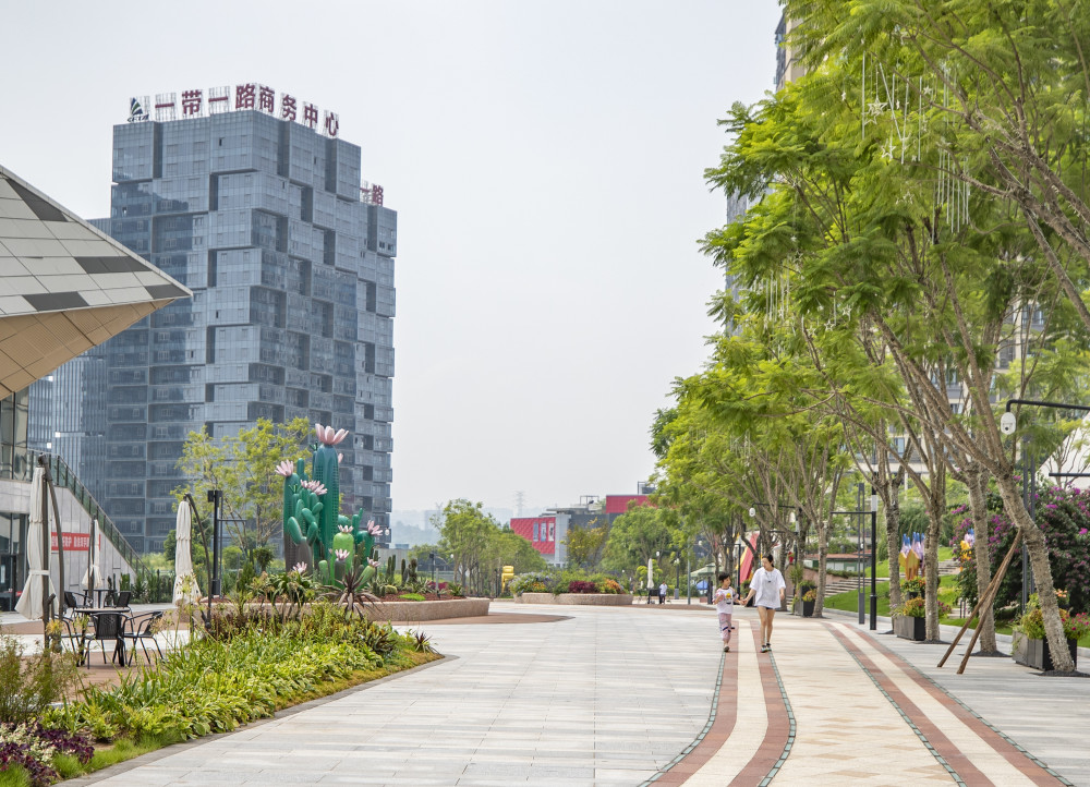 (经济)重庆"丝路花街"构建"一带一路"消费新体验